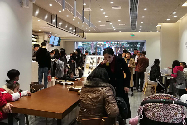终于,他辞职了,开了一家茶饮店!(图1) 鸾御宫茶加盟