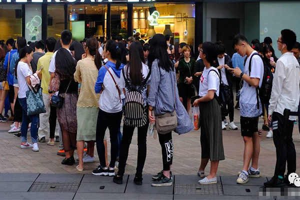 为什么网红的奶茶店都排很长的队？